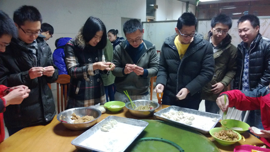 齐心协力包水饺.jpg