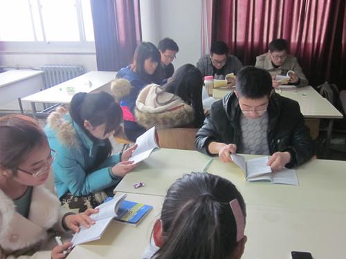 同学们认真阅读学习手册.jpg